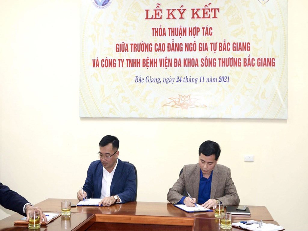 Công ty TNHH Bệnh viện đa khoa Sông Thương Bắc Giang và Trường Cao Đẳng Ngô Gia Tự Bắc Giang ký thỏa thuận hợp tác 